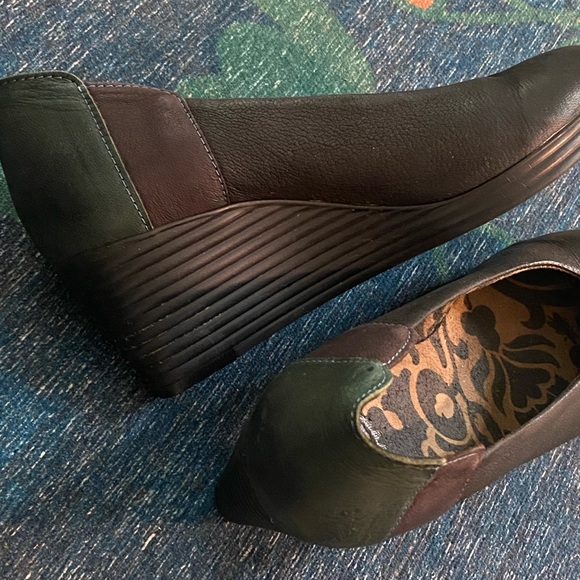 Fly London Low Wedge Pumps - Picture 6 of 9